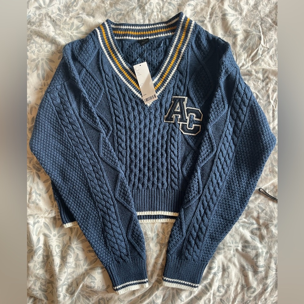 Urban Outfitters V-Neck Cable Knit Sweater – NWT – Size M